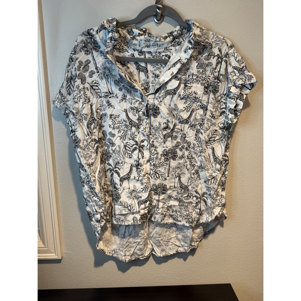 Jane + Delancey Women's Short Sleeve Button up Giraffe Top